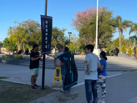 La Secretaría de Cultura y Educación, ornamentó la plaza libertad para el Acto Central por el Día del Respeto a la Diversidad Cultural.